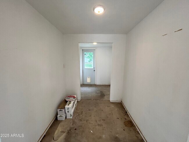 Building Photo - 1014 E Orange Dr