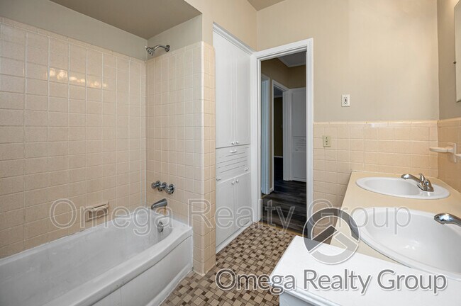 Building Photo - 3215 Walton Dr