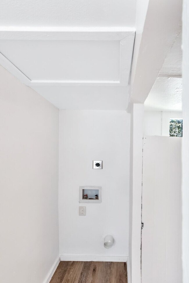 Building Photo - 107 E 11th St