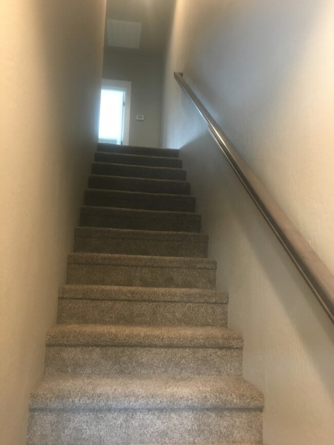 Building Photo - Beautiful Townhome in East Medford