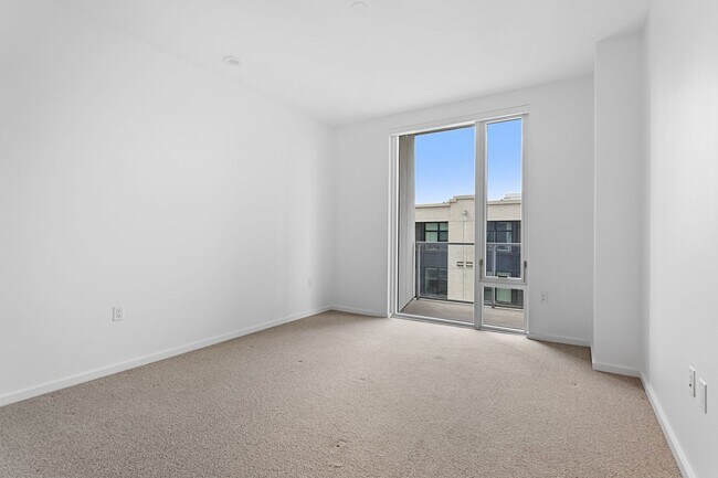 Building Photo - The Vista - 2 bed/2.5 bath Pearl District Condo w/parking/storage/concierge/most utilities/amenities