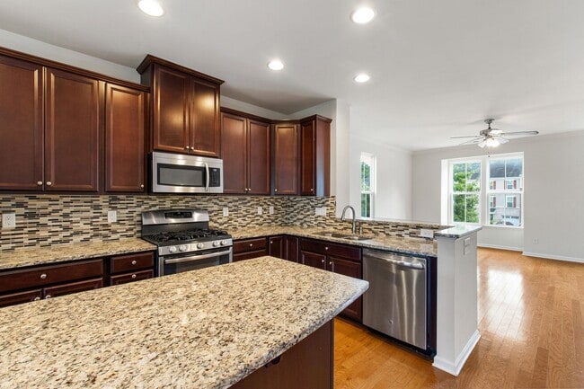 Building Photo - Beautifully Maintained 4BR/3.5BA End-Unit ...