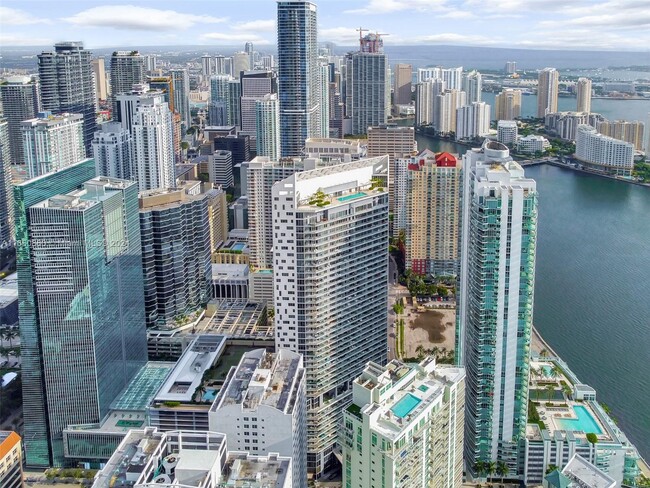 Building Photo - 1300 Brickell Bay Dr