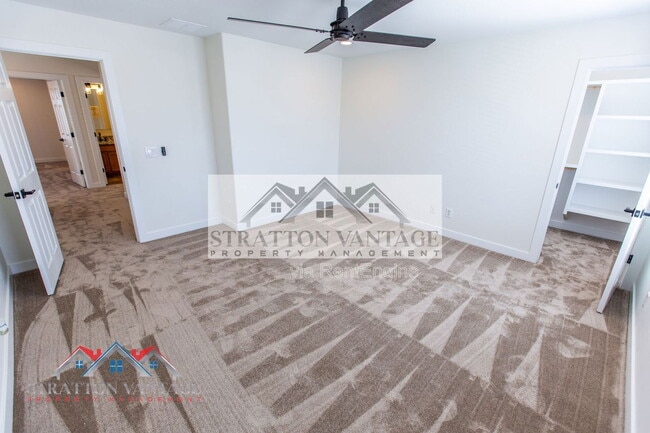 Building Photo - 484 E Cheyenne Rd