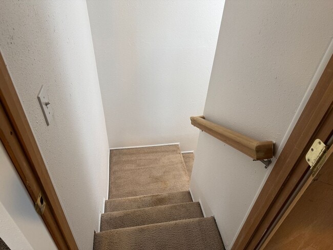 Building Photo - Updated 2 bedroom 1.5 bath duplex in Eugene!