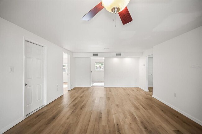 Building Photo - 2955 Bay View Dr