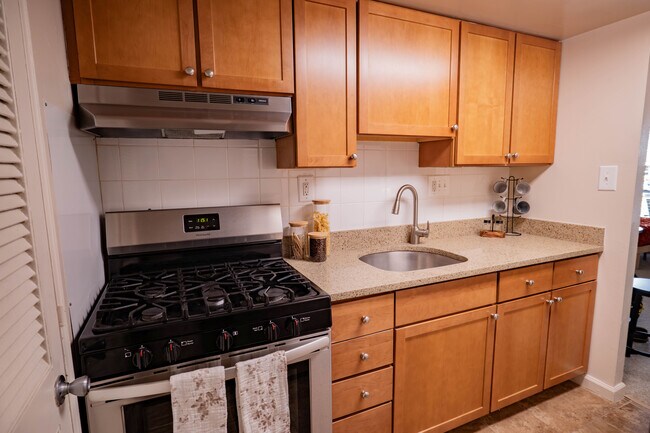 Woodmere Studio Kitchen - Woodmere Apartments