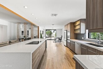 Building Photo - 6834 N 72nd Pl