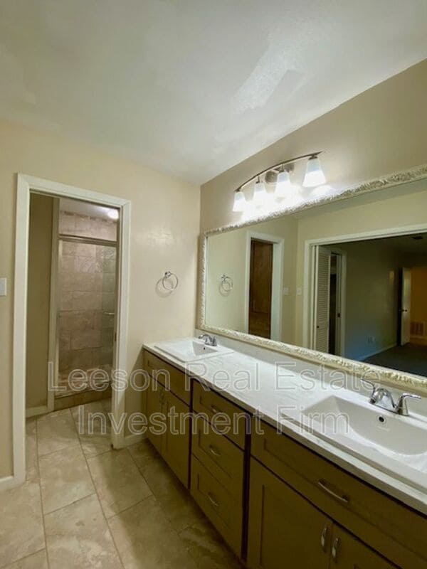 Building Photo - 2320 Melrose Ave