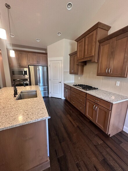 Building Photo - 1471 E Summerheights Dr