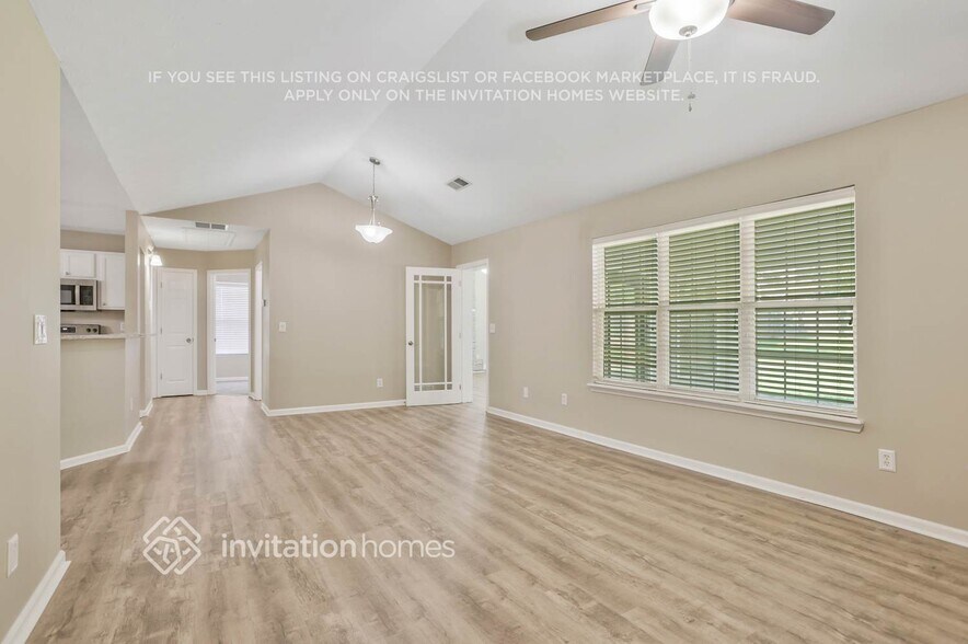 Building Photo - 2613 Lake Park Bend
