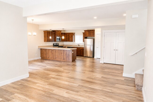 Building Photo - Lovely Townhouse For Rent