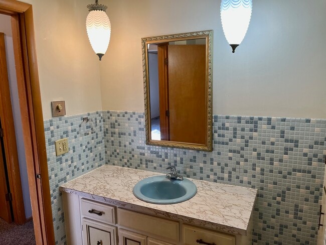 Building Photo - 911 N Center St