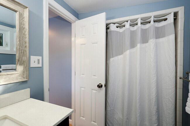 Building Photo - 6 Indian Ave