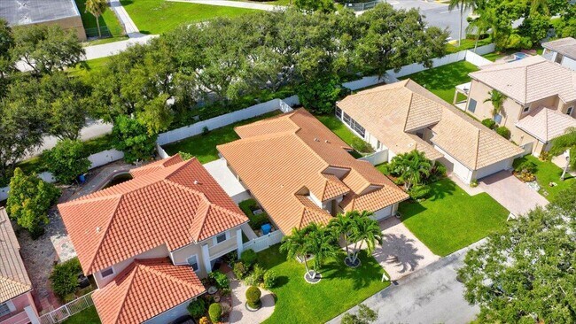 Building Photo - 10 Valencia Dr