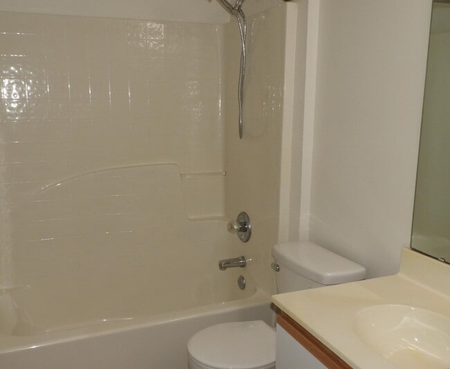 Building Photo - 1520 Vista Lake Cir