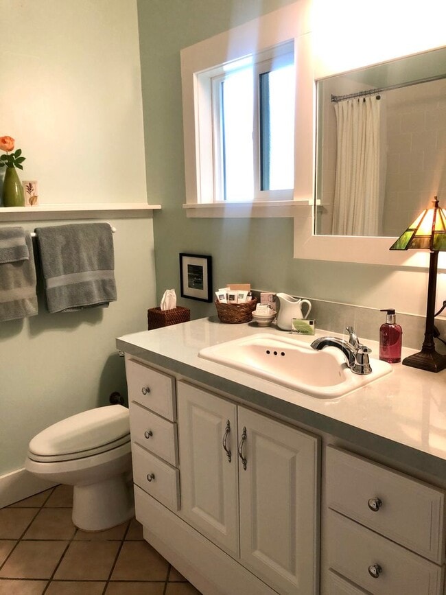 Building Photo - Charming oversized one bedroom cottage nestled quietly among a beautiful Bainbridge oasis