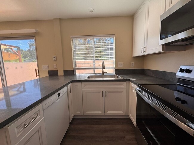 Building Photo - Spacious 4-Bedroom Townhome in Prime Clair...
