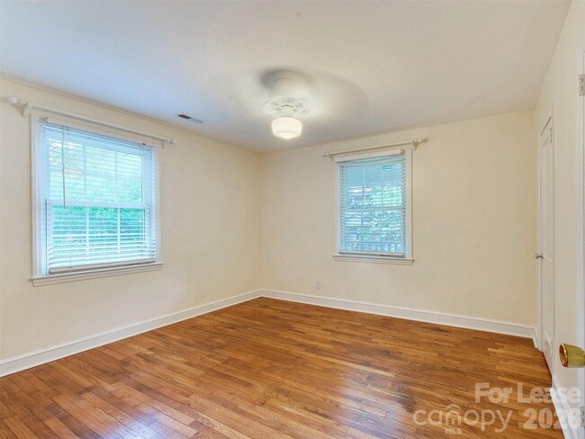 Building Photo - 2329 Kingsbury Dr