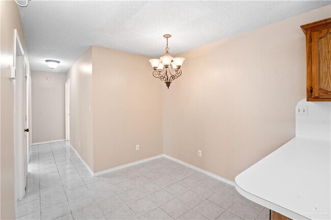 Building Photo - 16 Oasis Dr