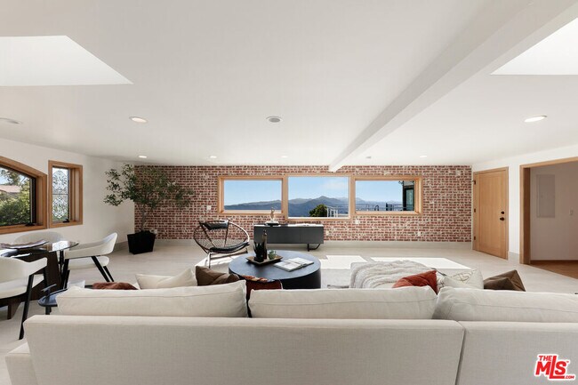 Building Photo - 231 Loma Metisse Rd