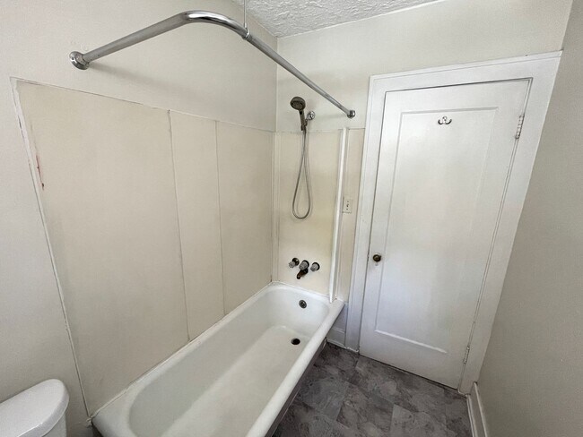 Building Photo - Vintage 1 Bedroom with Hardwood Floors, Close-In Location