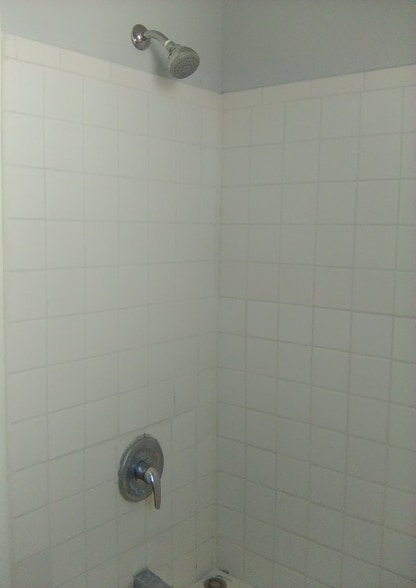 Building Photo - 594 Roosevelt Ave