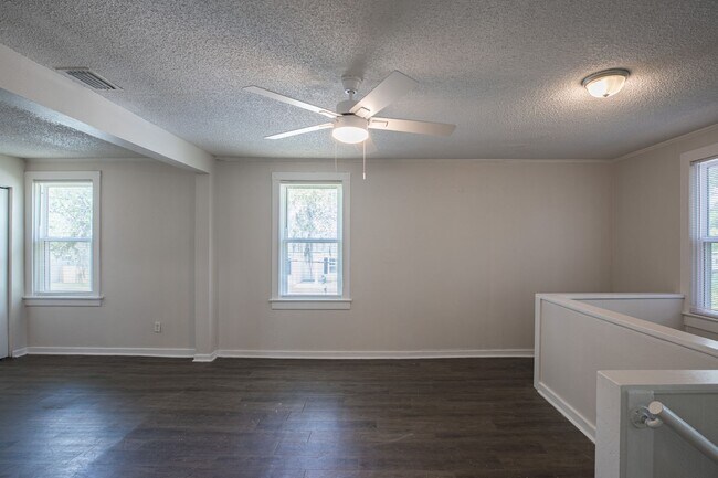 Building Photo - Spacious 3 bedroom, 1 Bathroom Upper Level Duplex Apartment