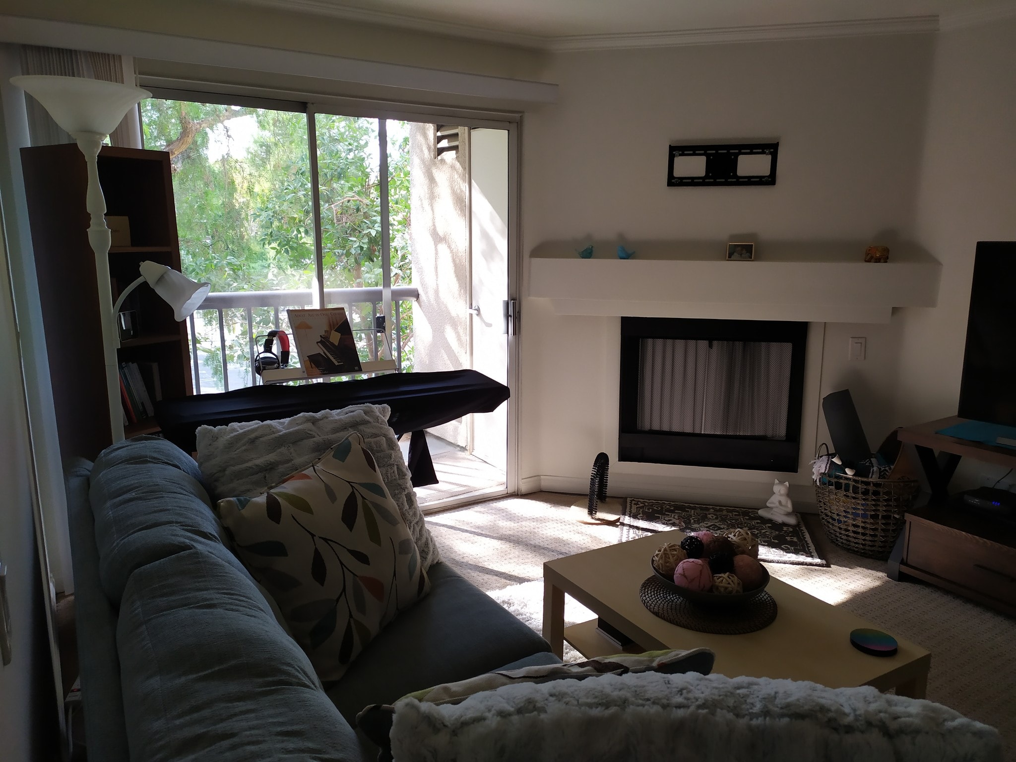 living room - 5540 Owensmouth Ave