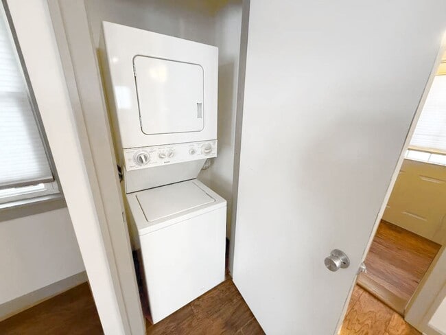 Building Photo - 2 BED, 1 BATH BEAUTIFIL SINGLE-FAMILY HOME IN EUCLID!