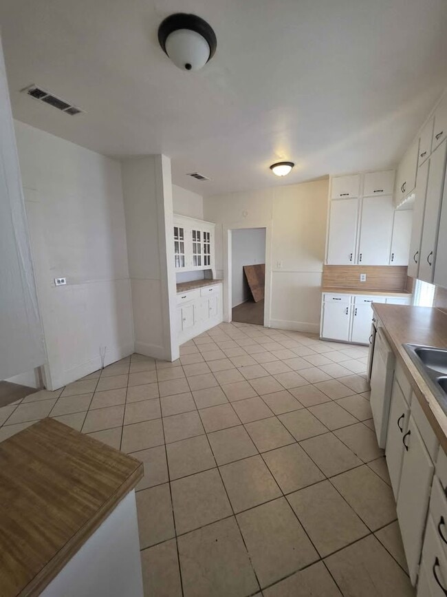 Building Photo - 2531 Carter Ave