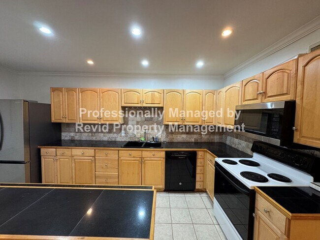 Building Photo - Updated 3 bedroom 2 bathroom home in East Memphis!