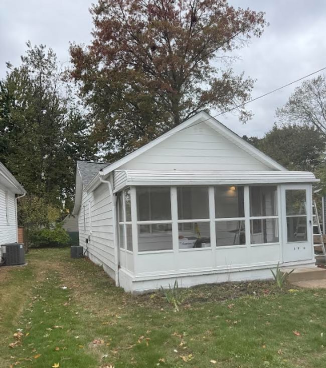 Building Photo - Single Family House 2 Bedroom, 2 Full Bath...