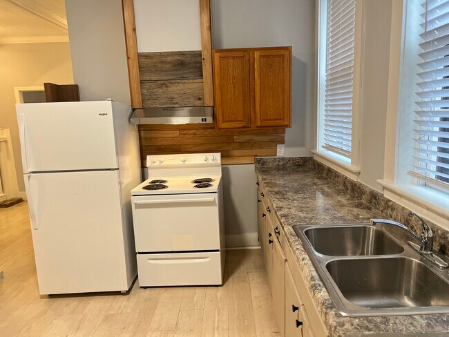 Building Photo - 102 Vine St