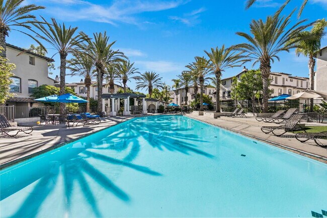 Building Photo - Stunning Corner Unit with Mountain Views & Prime Location!