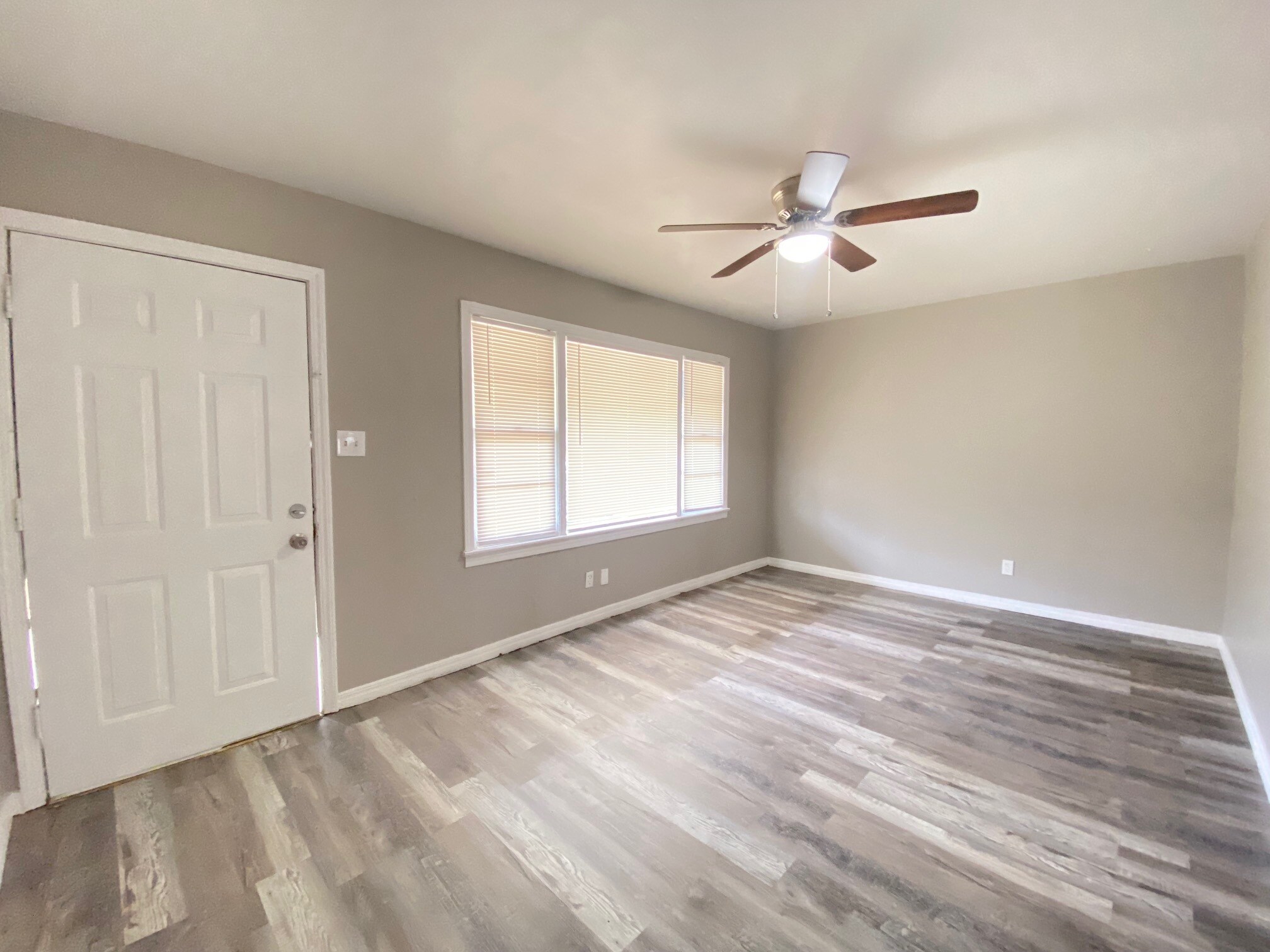 Building Photo - 3712 Woodside Dr