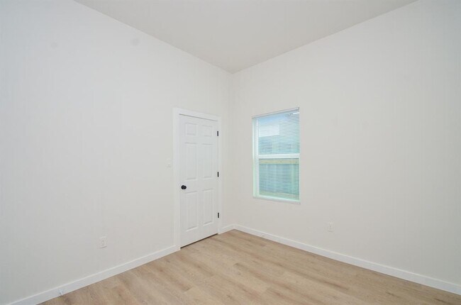 Building Photo - 405 Clearwater St