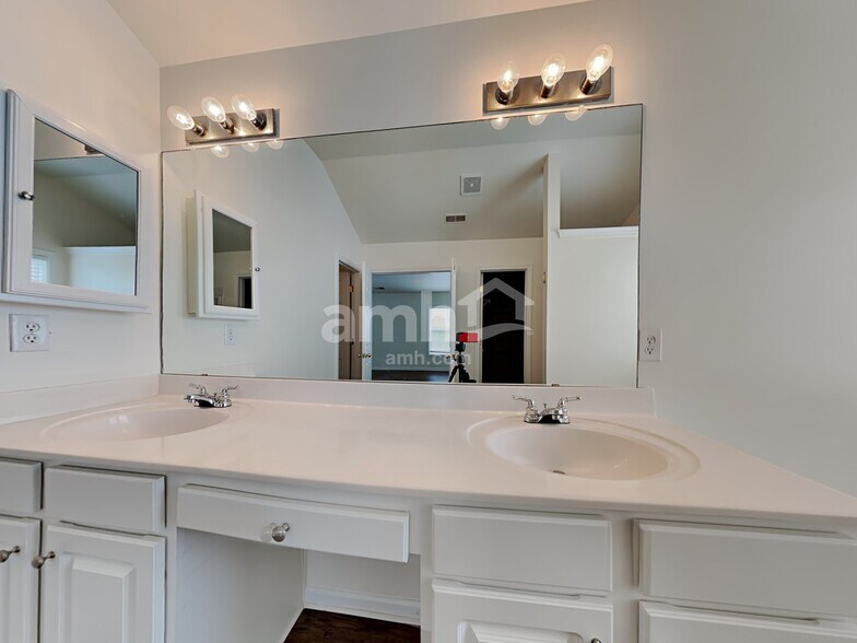 Building Photo - 1315 Emory Ln NW