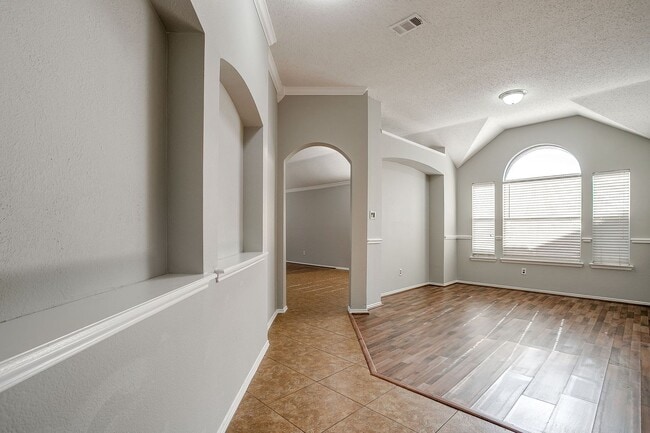 Building Photo - Spacious 3 Bedroom, 2 Bath Home Waiting fo...