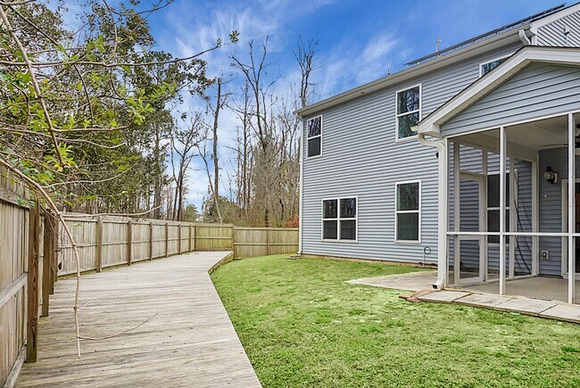Building Photo - 3 bedrooms, 2.5 bathrooms  2-car garage in...