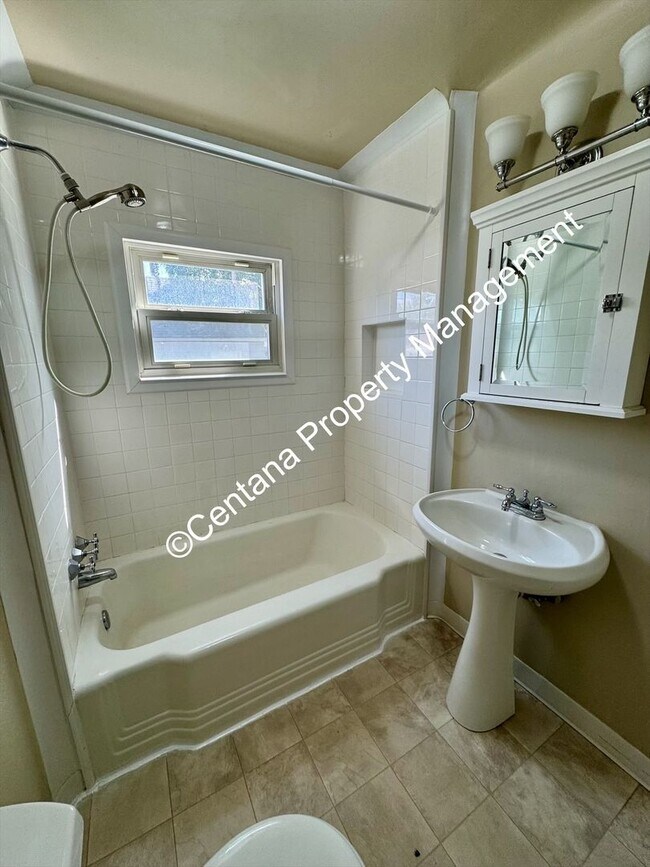 Building Photo - $500 off first months rent on 3 bed 2 bath...