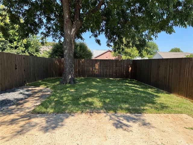 Building Photo - 523 Red Oak Dr