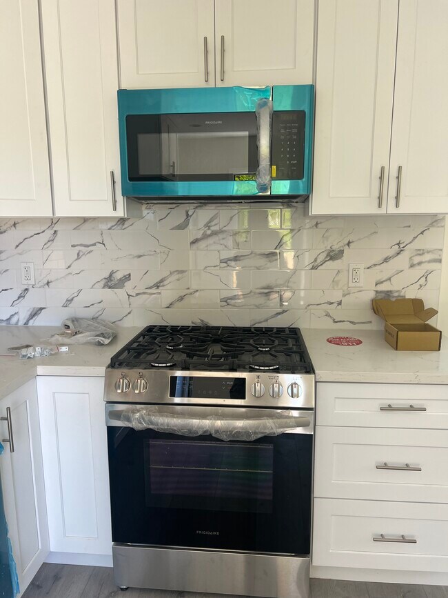 Building Photo - 14826 Vanowen St