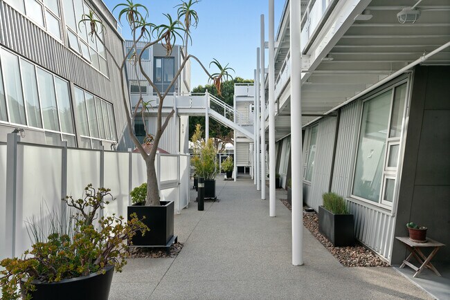 Building Photo - 615 Hampton Dr