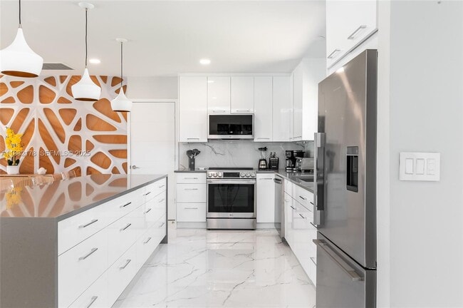 Building Photo - 21230 NE 25th Ct