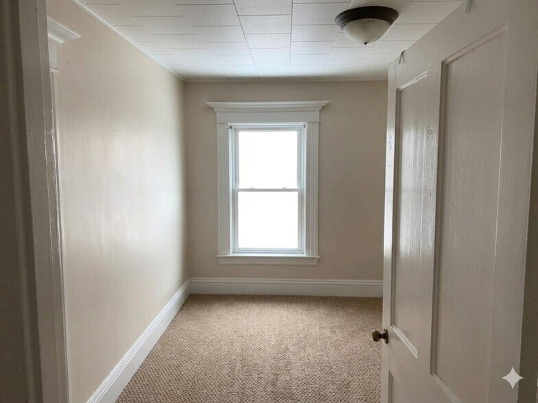 Building Photo - 901 W Main St