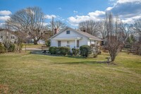 Building Photo - Adorable East Asheville House