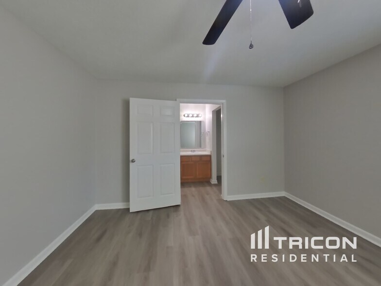 Building Photo - 581 Grassy Bend Dr