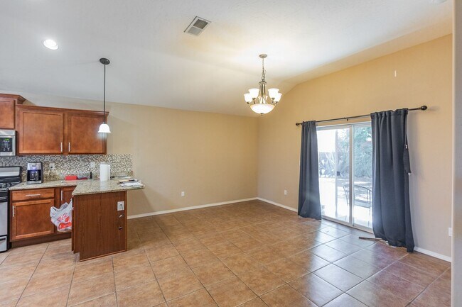 Building Photo - Spacious 4 Bedroom Home