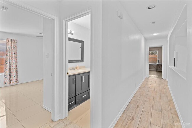 Building Photo - 23 Violet Ave